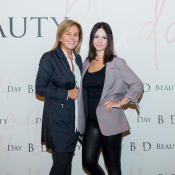 Amira Shuaibi, organizadora del Beauty Bridal Day, con al diseñadora Rosa Clará